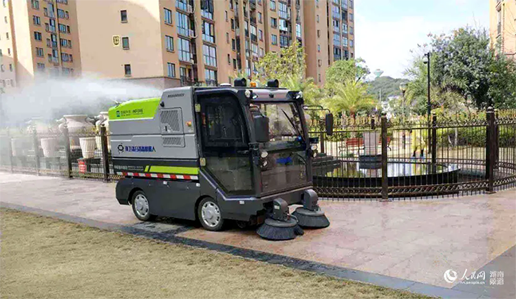 人民网报道：抗击疫情，环卫机器人显身手